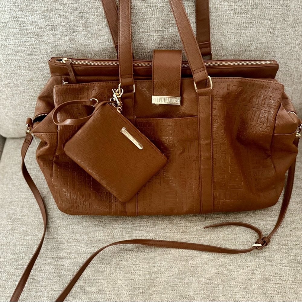 Steve Madden Brown Leather weekender Bag with clutch
(24 in) 3 HUGE pockets